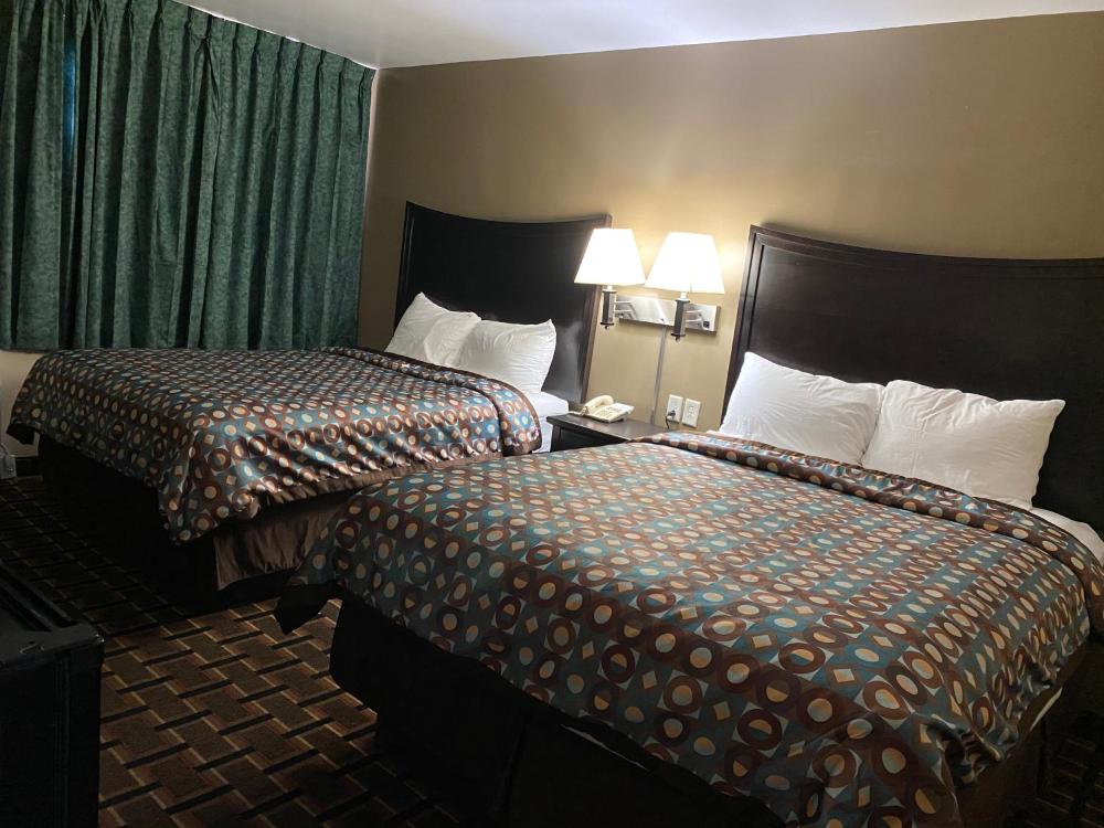 Queen Room with Two Queen Beds - Non-Smoking interior